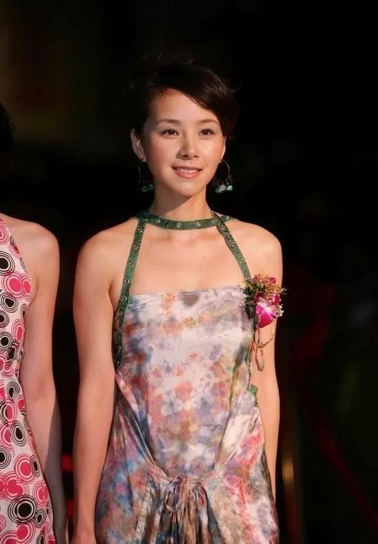 何琳的红色蕾丝连衣裙性感迷人,魅力十足_朋友_写文章_女孩