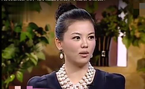 李湘一看何炅好像忘词了,那她只能随机应变了.