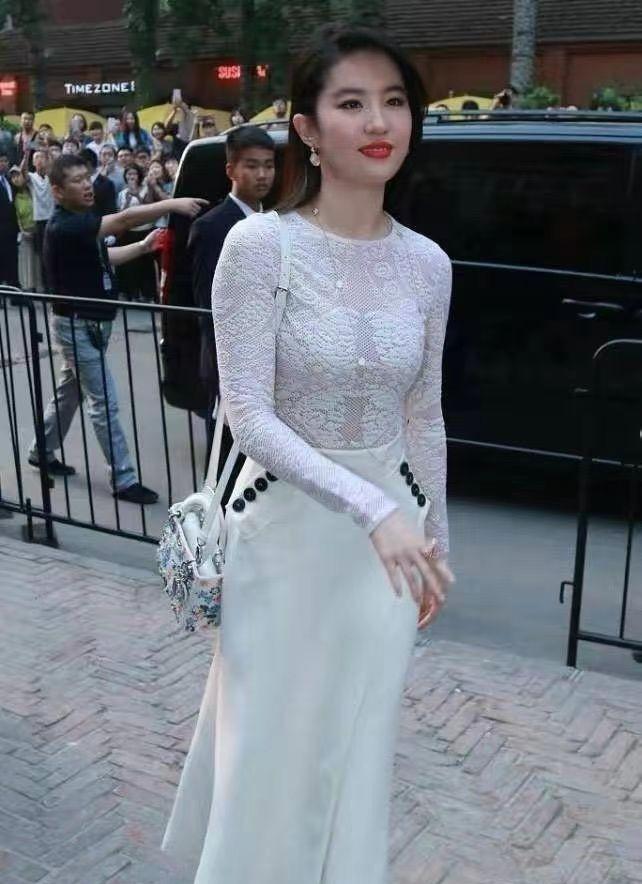 刘亦菲越胖就越帅,身穿半裙和蕾丝衬衫的他,仙气十足,丰满的身材让人