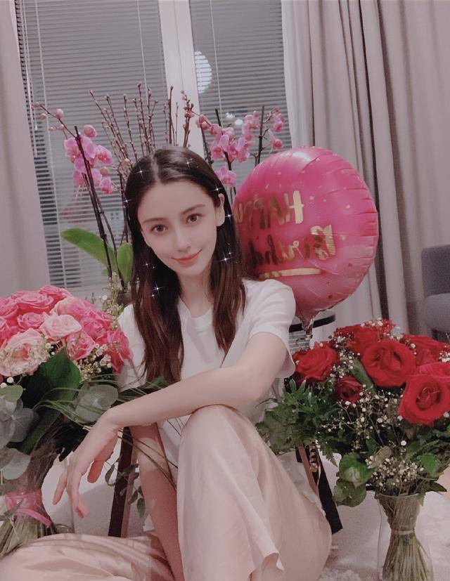 黄晓明掐点为媳妇庆生,baby穿卡通衣抱鲜花,闭眼许愿开心到飞起_杨颖