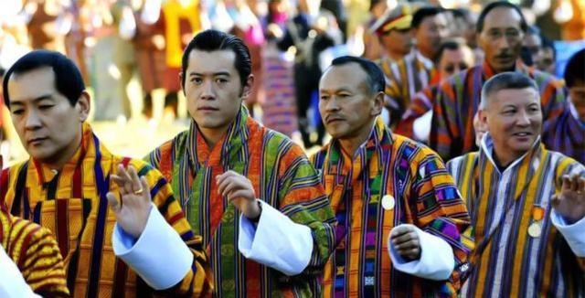 不丹四世国王不显老,和儿子站在一起像两兄弟,实在是太帅了_拉玛