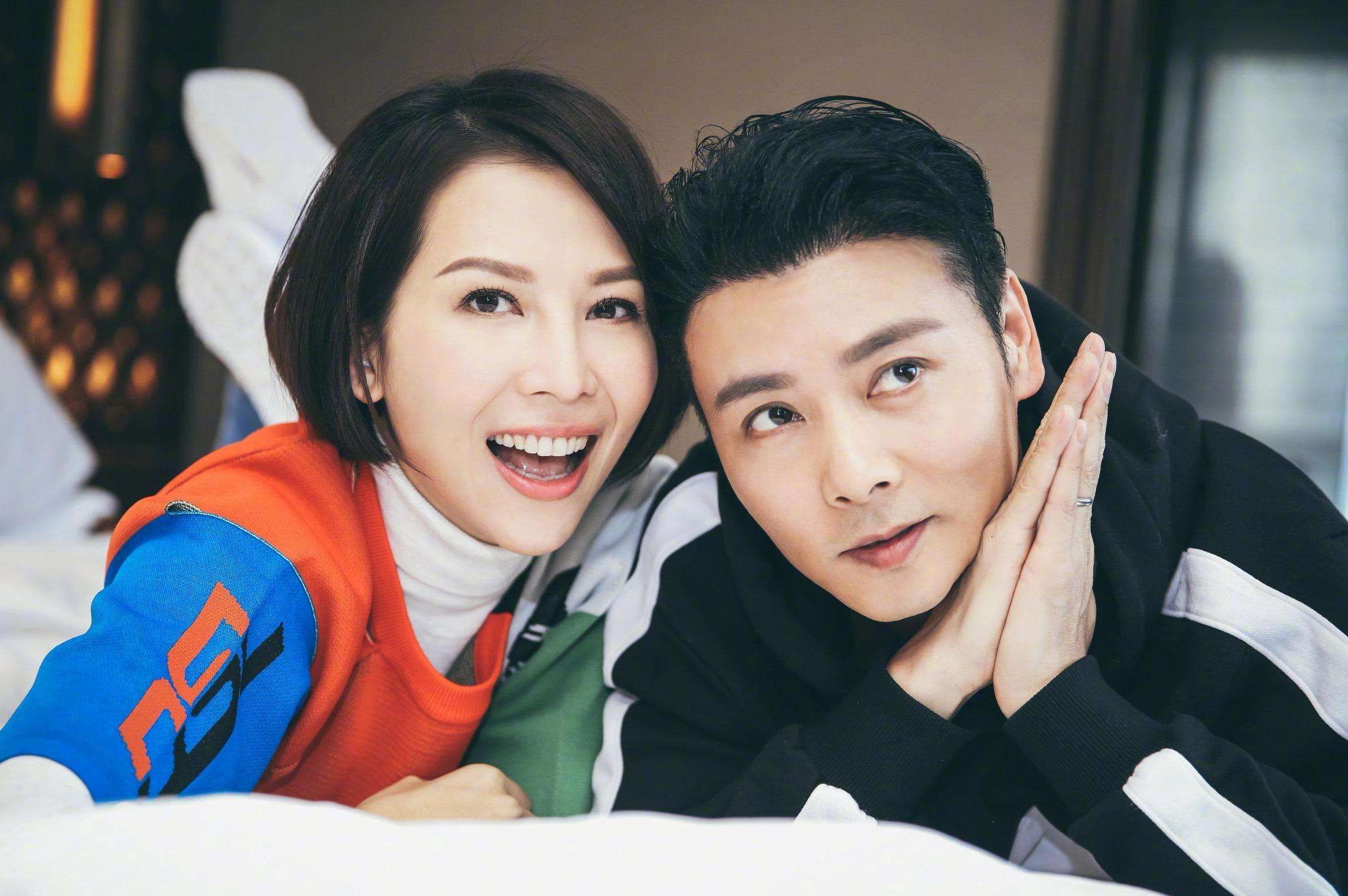 50岁蔡少芬素颜现身迪士尼,穿露肩水钻破洞装,张晋一直黑脸_家庭_夫妇