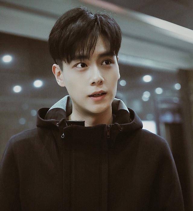 胡一天唱歌微笑耍帅,综艺感却为负数,江辰人气是否还会继续爆棚_节目