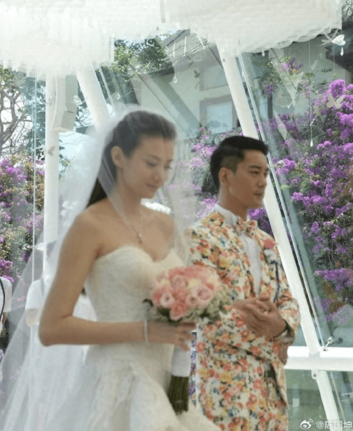 余文乐前女友结婚9年，晒婚照感慨长久的婚姻难，下嫁后生活幸福