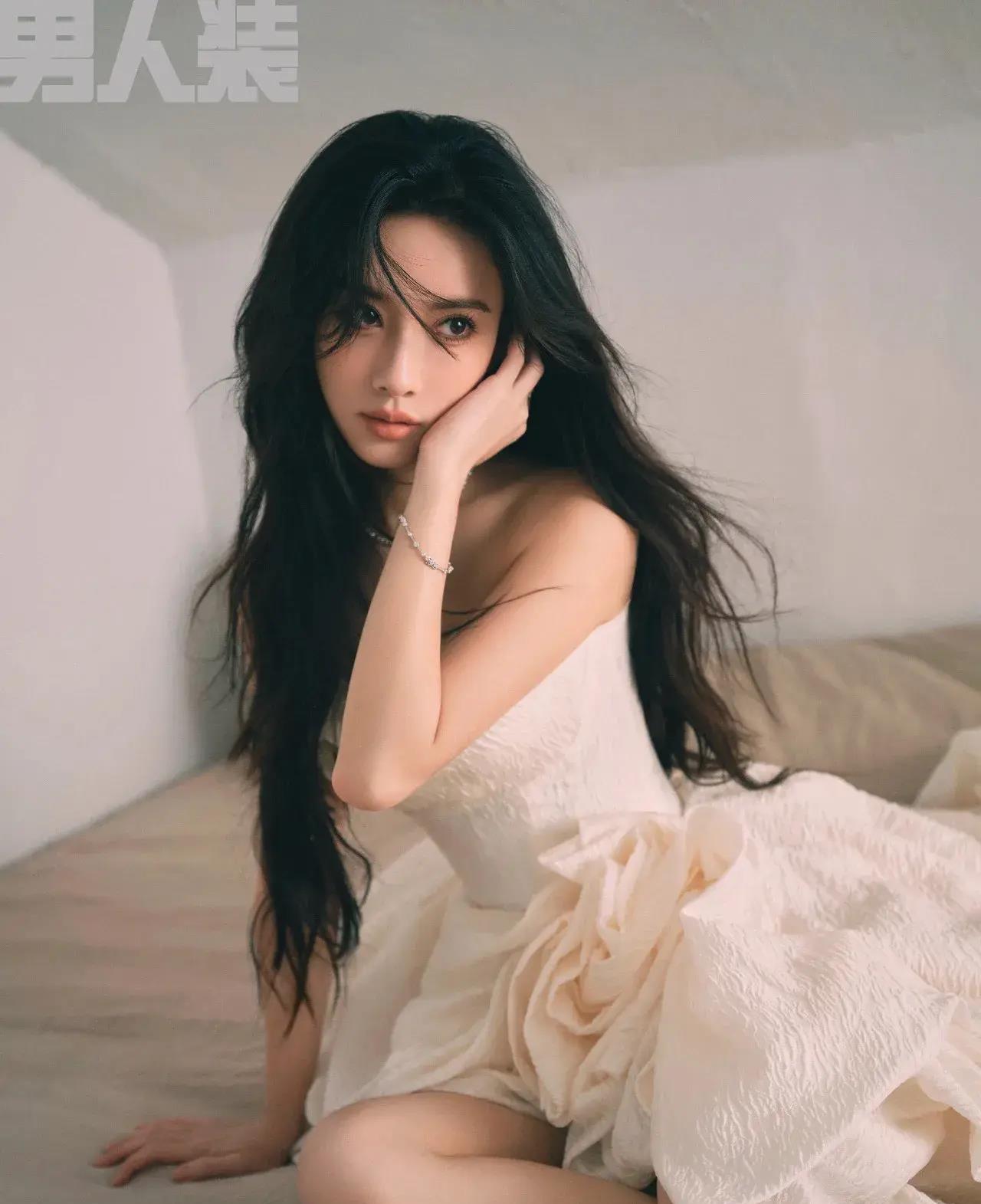 27岁孟子怡登上《金九期》封面 深v型抹胸蕾丝胸罩