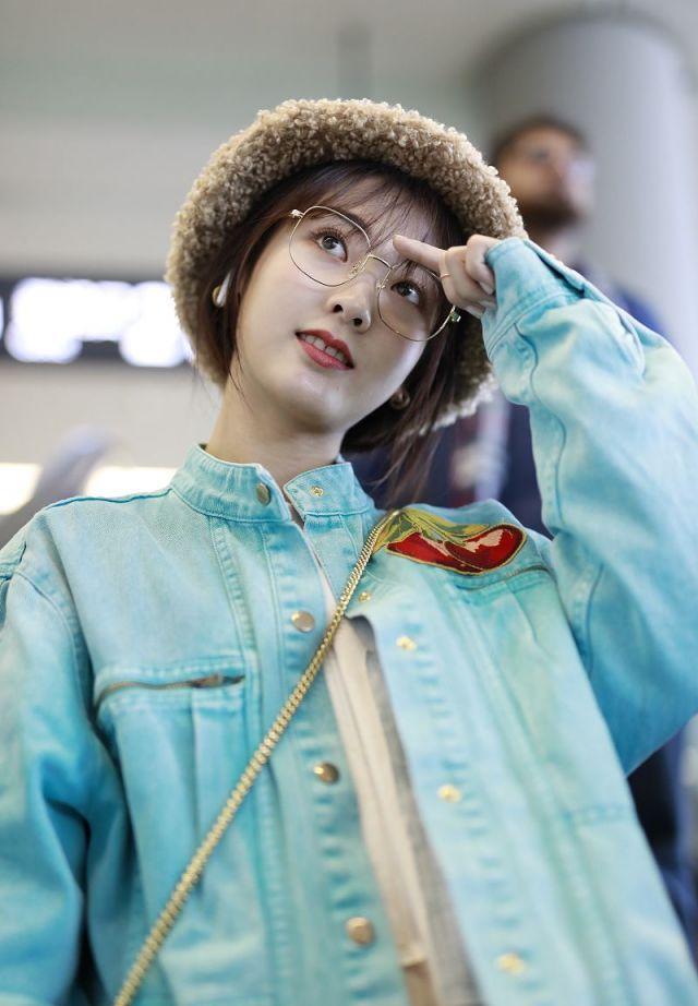 氧气少女邢菲现身机场,牛仔夹克衫搭配毛绒渔夫帽,清新又甜美!