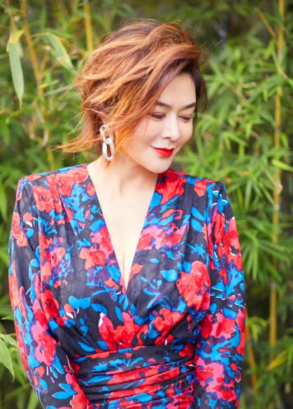 58岁关之琳时尚依旧,只关注刘德华一人,这真爱究竟有多深?