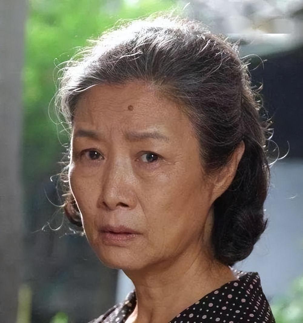 演员吕中:23岁嫁同学,今儿子儿媳是她的骄傲,女儿是国人的骄傲_表演