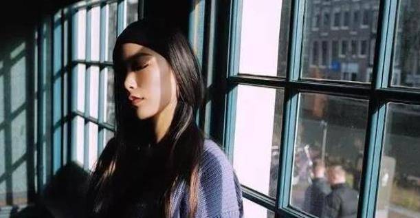 高以翔墓园临近竣工,女友深夜晒撸猫照,面容憔悴令人心疼!