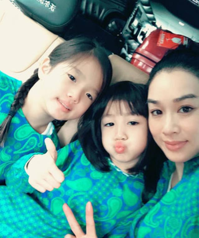 钟丽缇一家四口家中热舞,配合默契画面诙谐,两个女儿大长腿抢镜