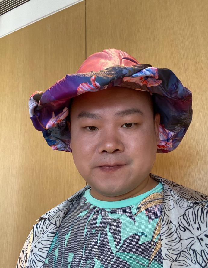 以及分享的照片;刚看了岳云鹏的微博和评论,笑得我肚子疼,我放下杯子