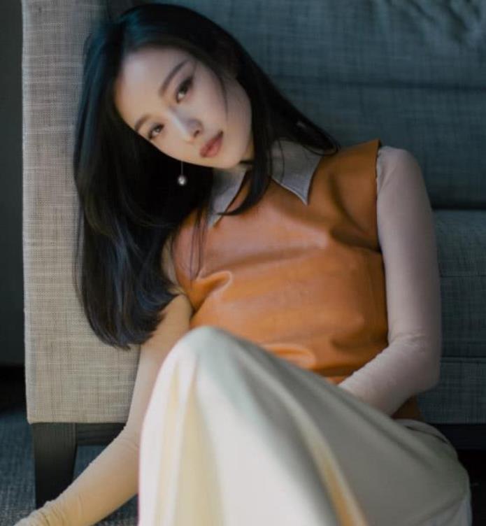 倪妮露肩波浪长发大片,一字肩锁骨优越,长发造型秒变女神_尼妮_时尚