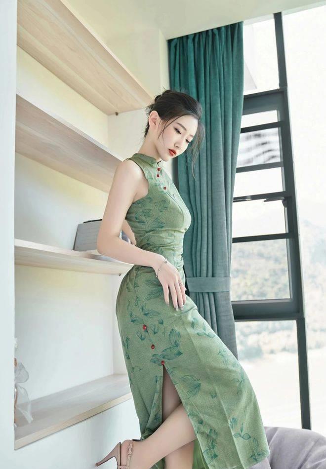 绿色旗袍搭配高跟鞋,勾勒出迷人曲线,东方风情尽显_女性_魅力_肉色