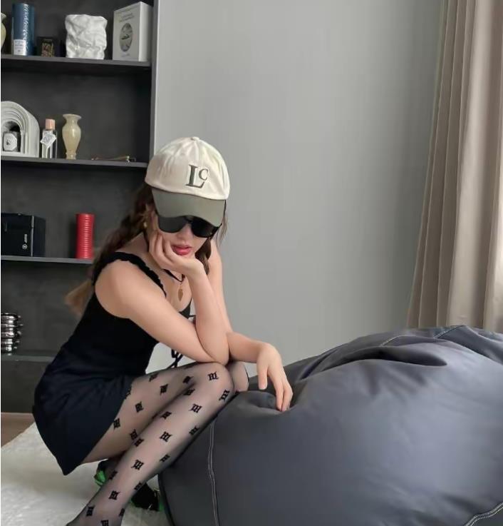 虞书欣再次反对第二个方面,黑色袜子搭配吊带裙魅力十足!