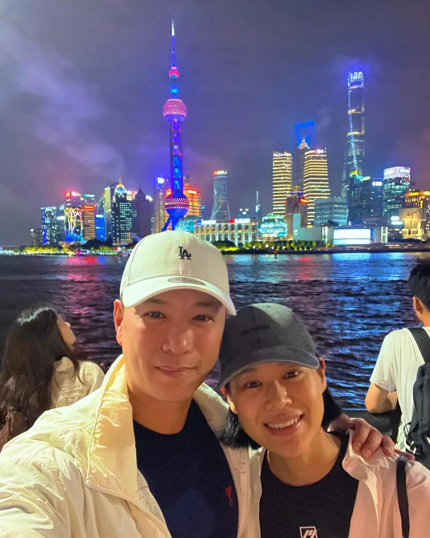 胡杏儿晒三个儿子万圣节造型,兄弟三人玩耍好欢乐,奕霆好帅气_弟弟