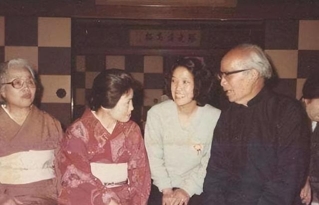 佘爱珍54岁嫁给软饭男,多年不知丈夫心,乞求施舍只给200元港币_胡兰