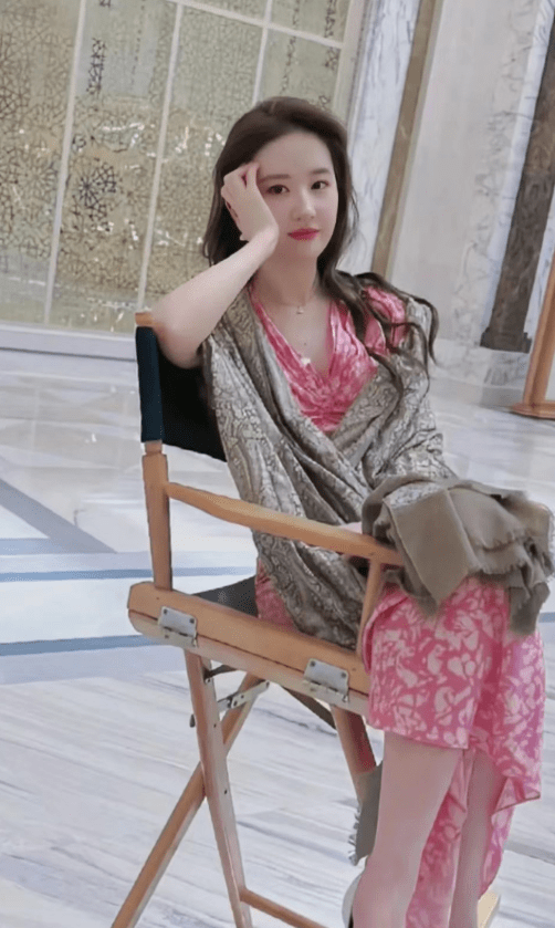 刘亦菲玫瑰故事路透美翻,糊图挡不住高颜值,成片指不定多好看