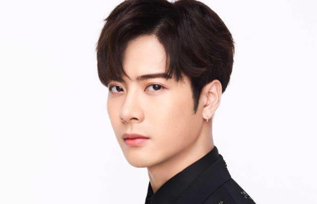 王嘉尔爸妈被偶遇,与路人合影神情紧张似乎要干架,长相引争议_网友