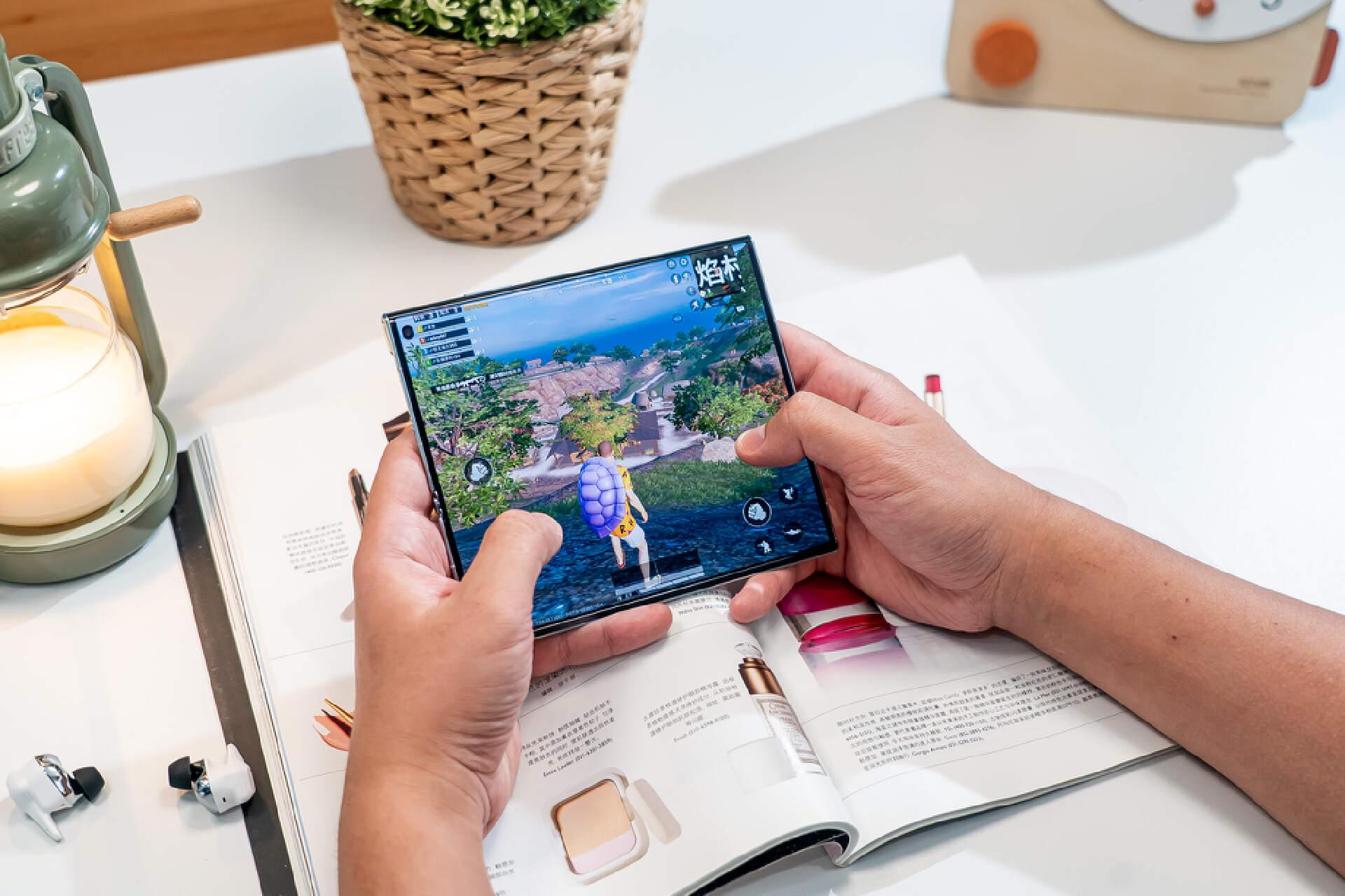 超越直板机的轻薄手感,装上配件变身斜挎包!