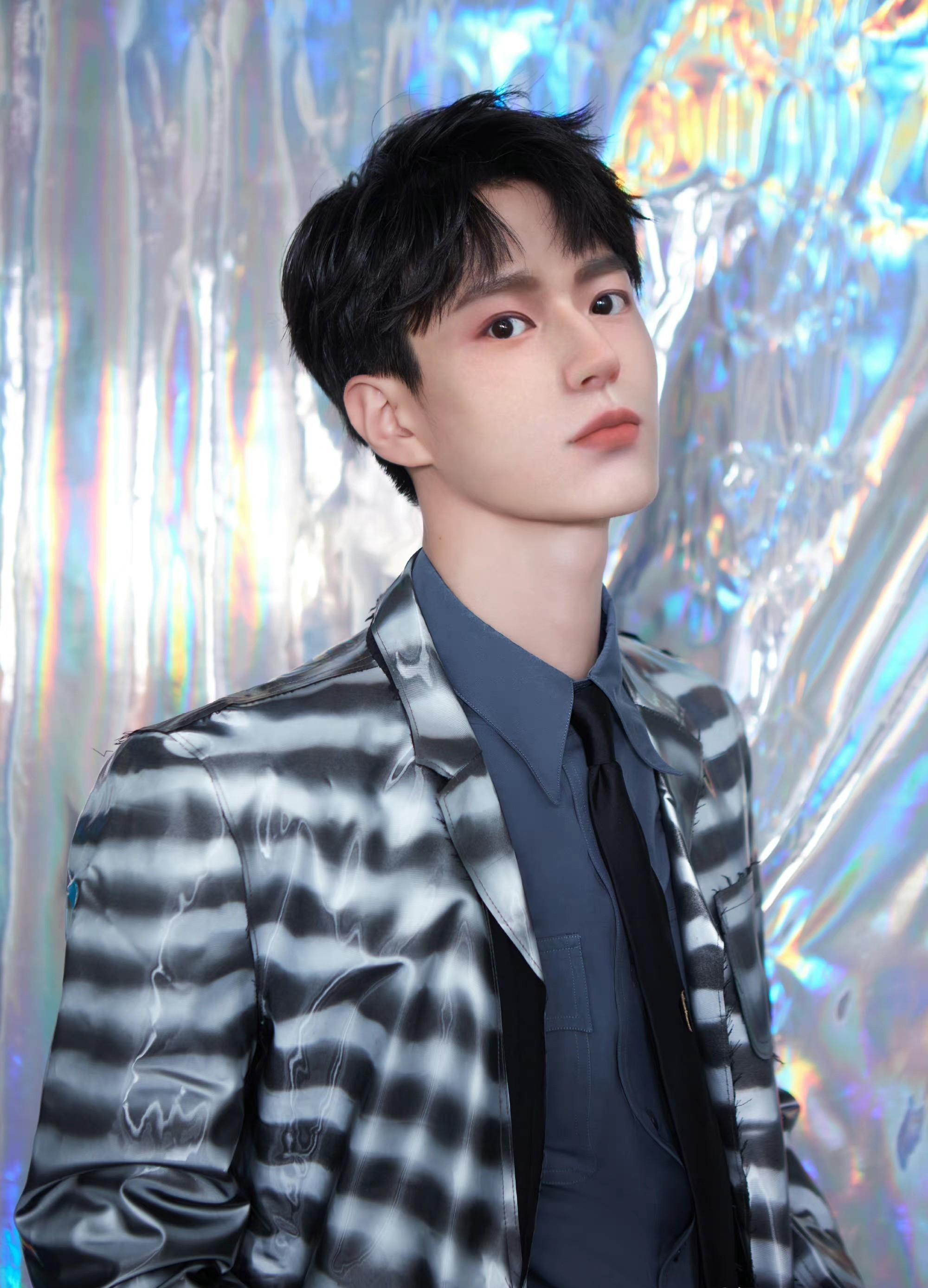 永不塌房爱豆夏南屿舞台首秀,虚拟偶像会代替真人明星么?