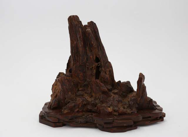 茄楠,又称伽南,奇蓝,琪楠,棋楠等.