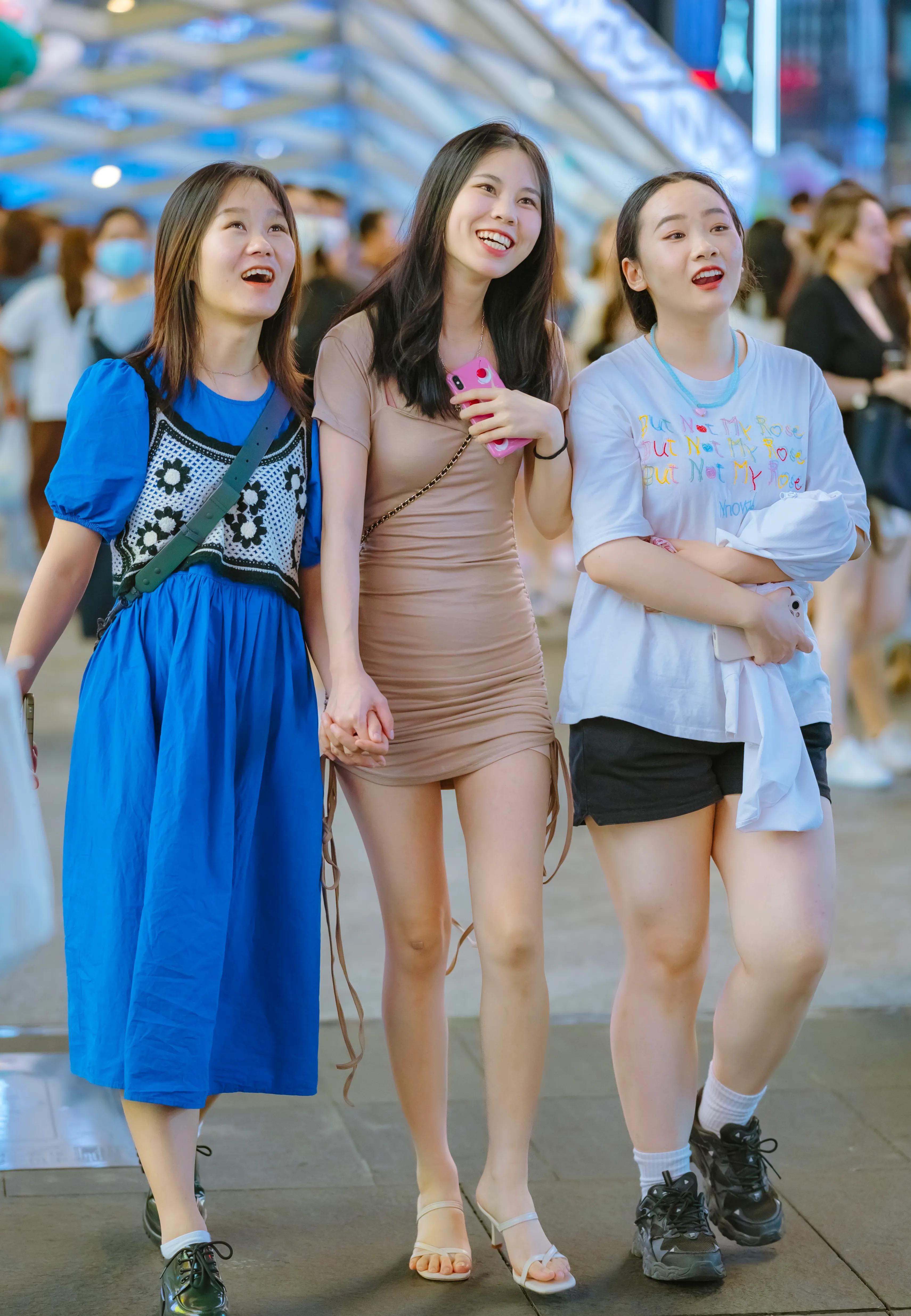夏日长沙街拍,让高跟凉鞋搭配裙子成为最美风景_女性_迷你裙_城市