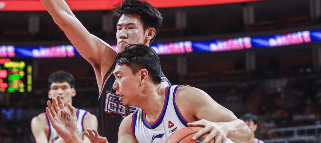 替补上场的赵旭宏也连续篮下得分.首节比赛,广东男篮29-25