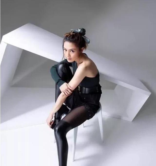 黑色圆点丝袜搭配黑白连衣裙,周秀娜展现真实女神姿势!