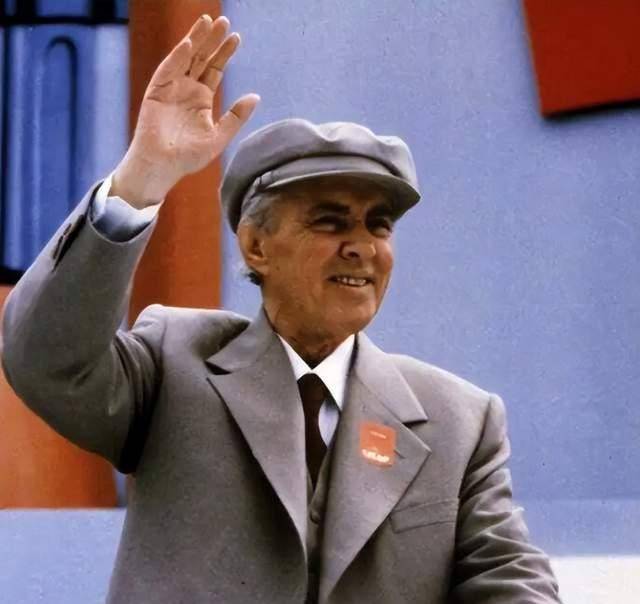 唯一10次高票当选的国父,带领国家走向富裕,却被判处鞭尸之刑_恩维尔