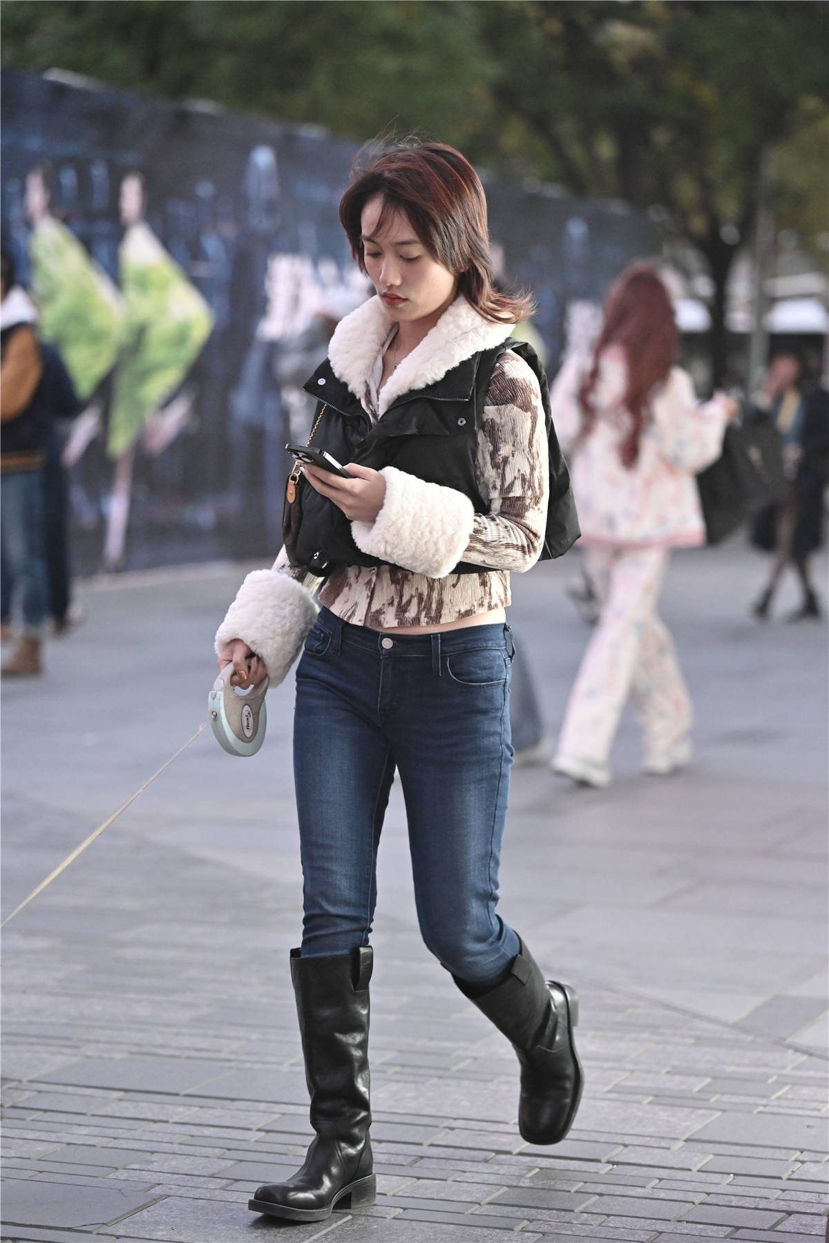 长靴搭配牛仔裤,秋冬季节穿搭注意保暖,也要有点个性呈现_黑色_美女_