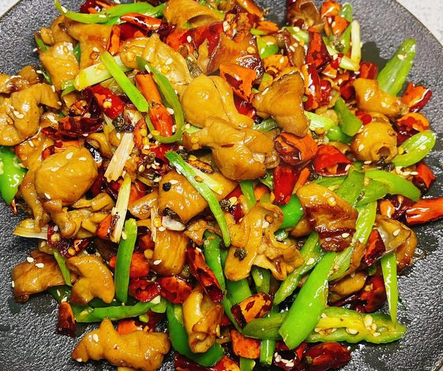 食材准备所需食材:猪大肠,二荆条,干辣椒,花椒,姜,蒜,芝麻.制作步骤1.