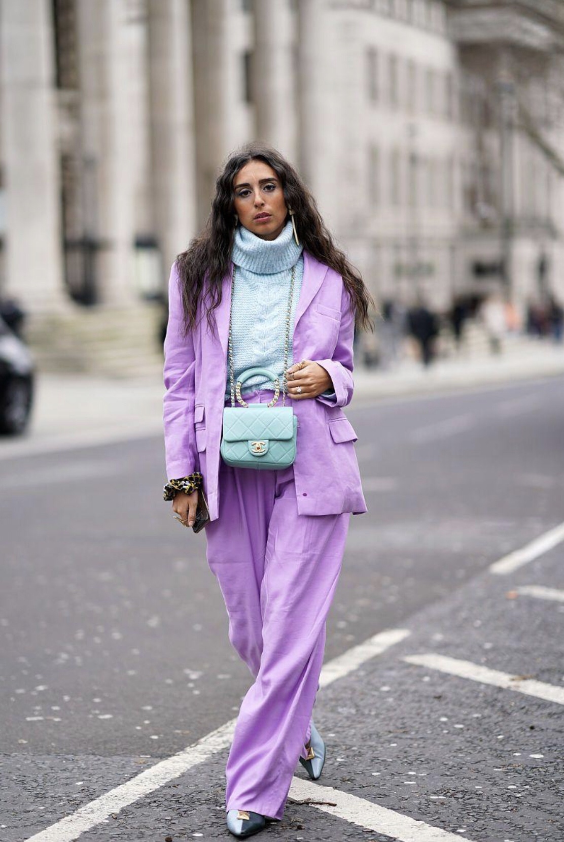 总之,紫色是一种非常美丽的颜色,搭配得好可以让整体造型更加优雅