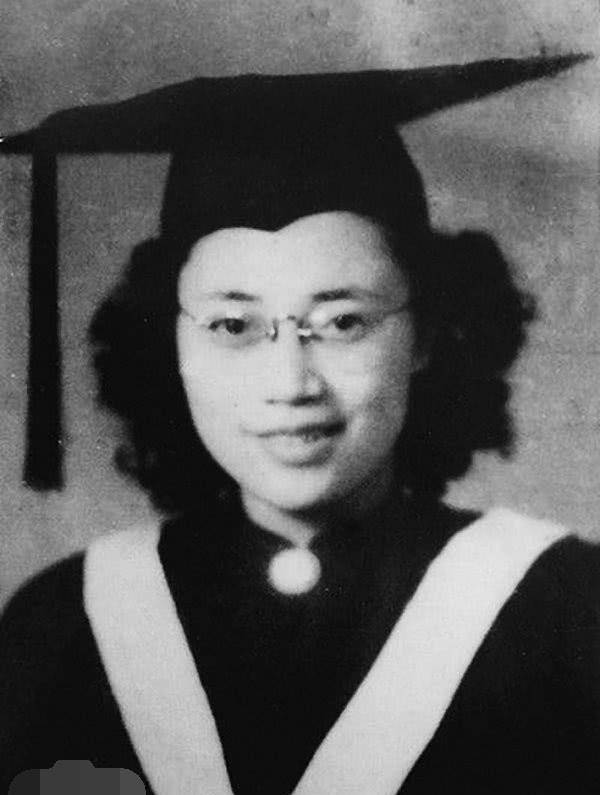 1982年,八宝山烈士陵园迎来一位女英雄,墓碑上仅三