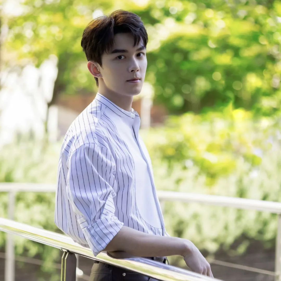 吴磊最近被央八的公众号用作封面,专门介绍他的新片首映,这个排面放在