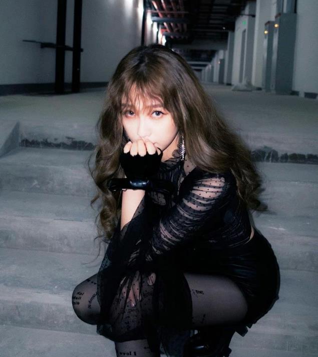 虞书欣穿着黑色字母袜子.