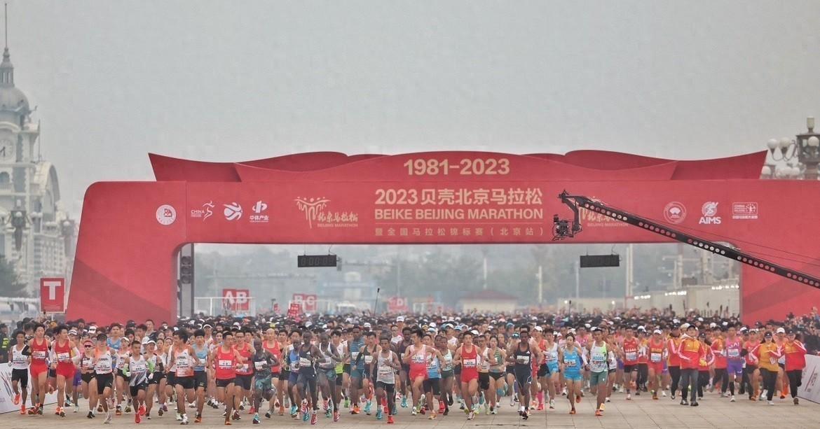 2023年北京马拉松鸣工具起跑,3万余名选手同场竞技_比赛_参赛_赛事