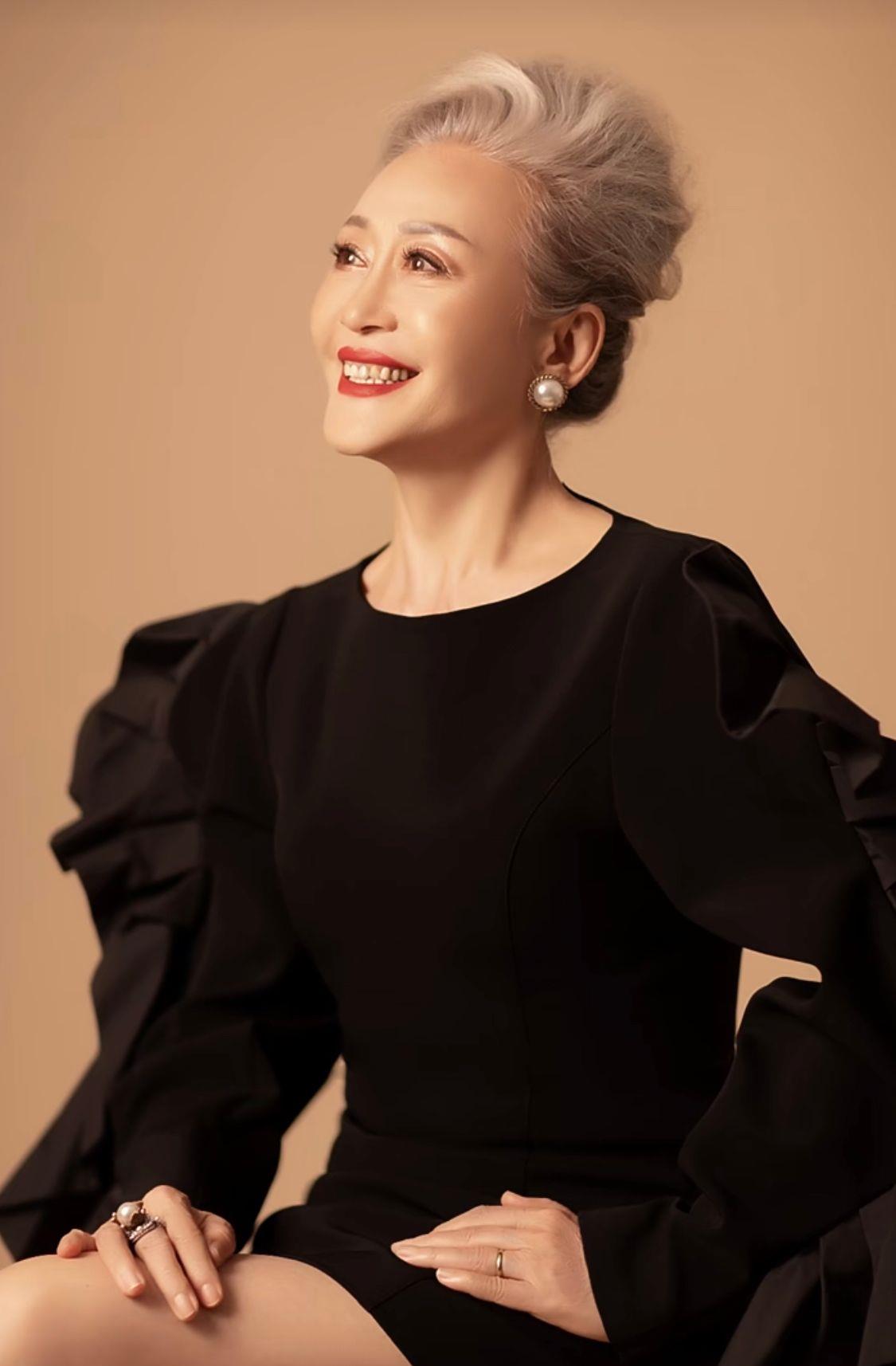 这是我见过最体面的70岁奶奶:爱穿职业装,白发不染,优雅高级_衣服