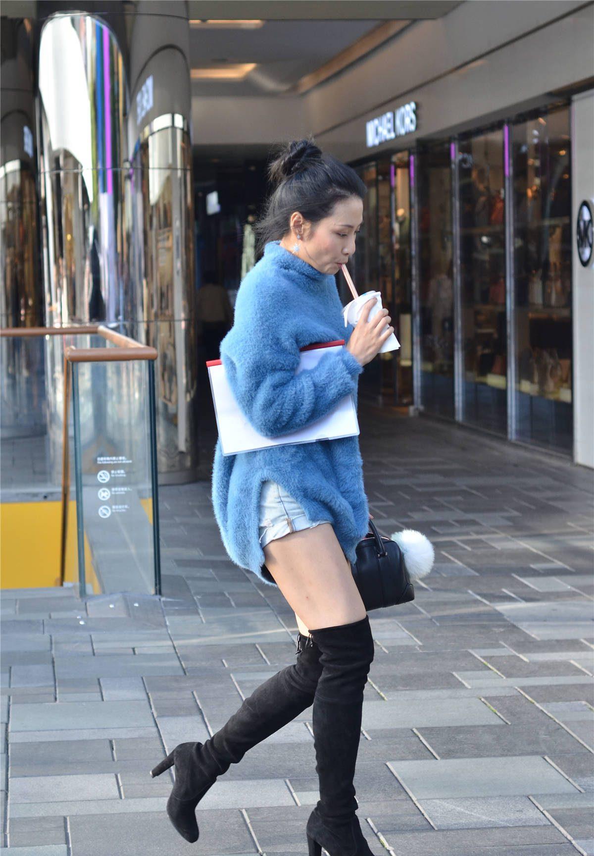 8厘米的黑色粗跟过膝长靴,绒面的材质,搭配短裤就很好看_身材_靴子