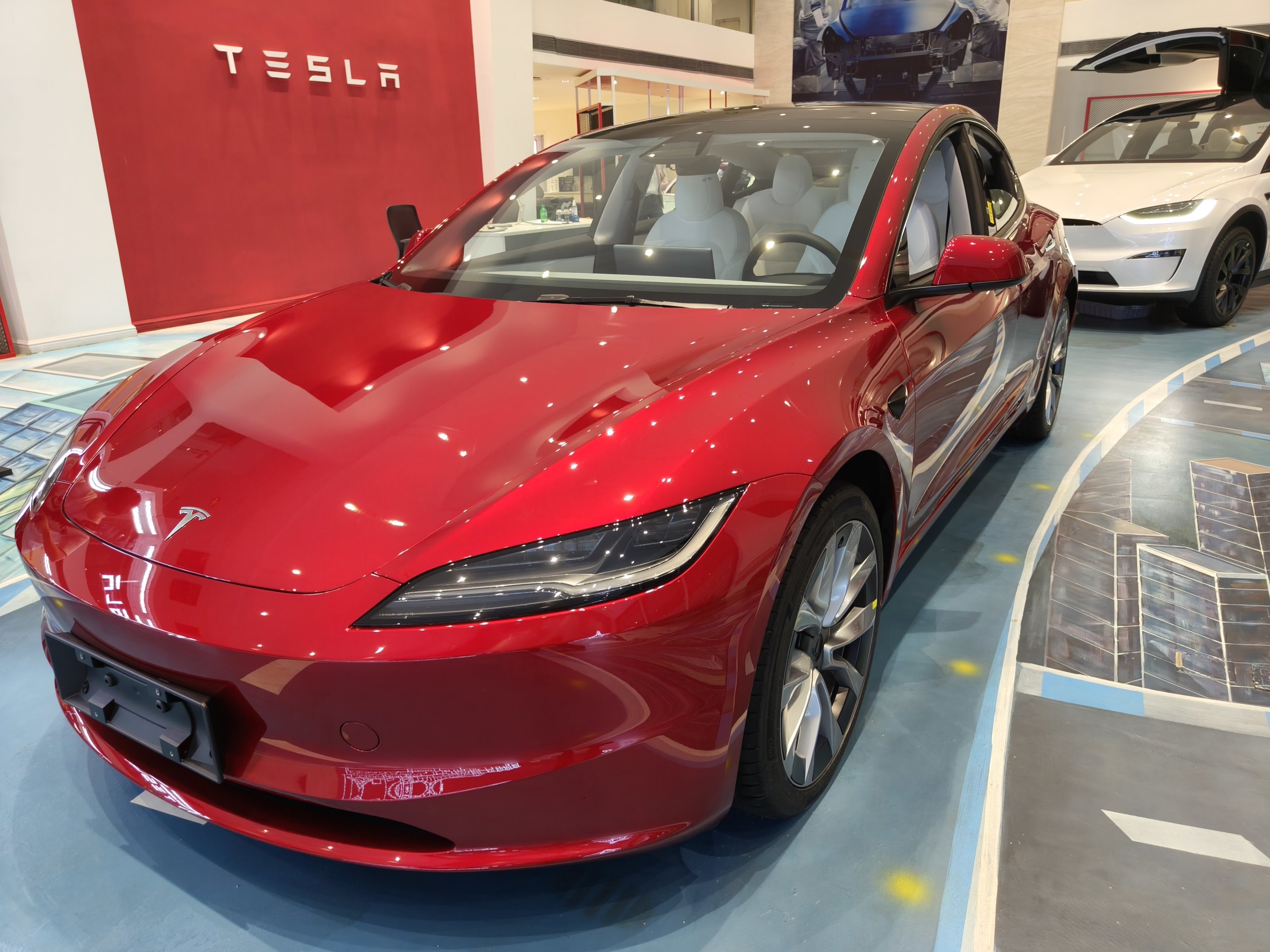 特斯拉model 3焕新而来 烈焰红车色多方位升级