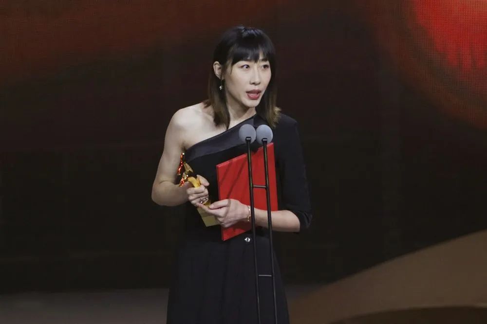 "烂牌打出王炸"的任素汐,凭《亲爱的小孩》爆红,凭什么?_电影_话剧_表