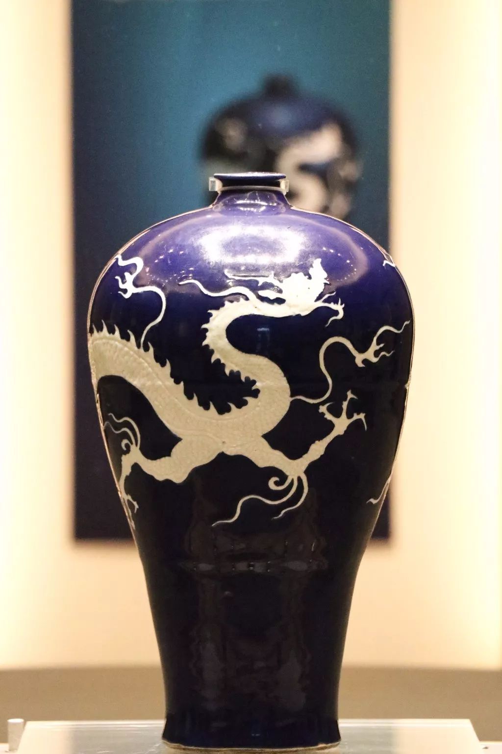 铭和南博的王志敏两位古陶瓷专家共同鉴定,认定为是元代蓝釉瓷器精品