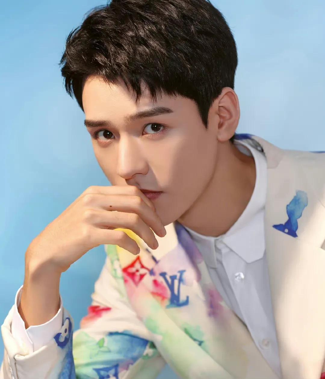 一起来看看龚俊,林彦俊,杨洋,罗云熙,胡一天,刘宇宁的美手.