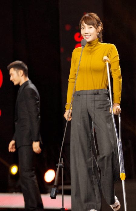 白百何排练时膝盖韧带拉伤,忍痛坚持演出,台下拄双拐表情痛苦_受伤