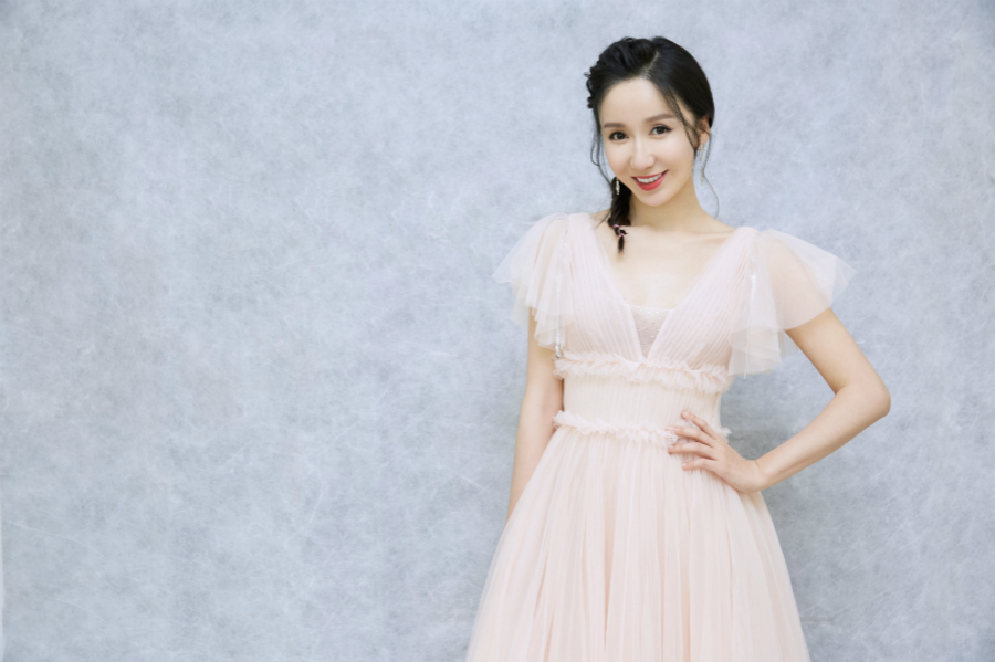 32岁娄艺潇被曝恋情,疑与神秘男子在一起,两人穿情侣装同进出小区