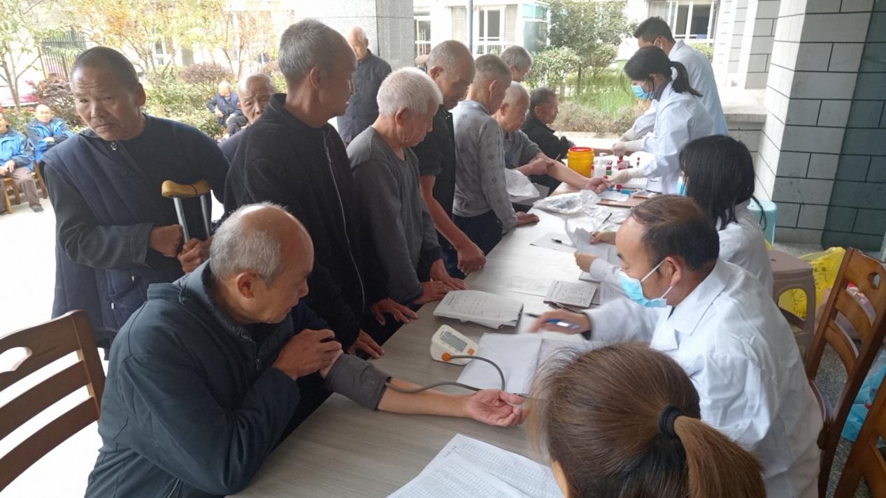 安康汉滨区恒口镇中心卫生院关爱弱势群体,为老年人免费健康体检_服务