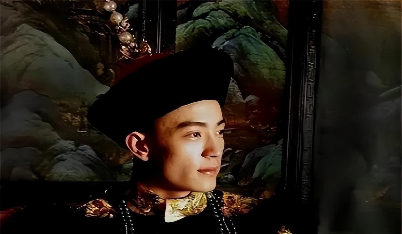 2001年,在老师的推荐下,李光洁有机会在电影《走向共和》中饰演"光绪