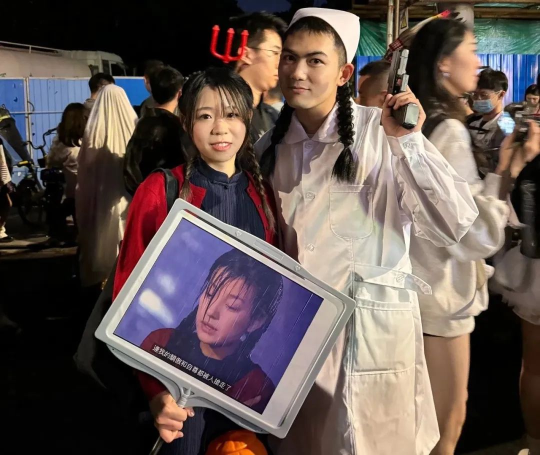 还有人cos下雨天去要钱的依萍,还偶遇到了男版"如萍",重现《情深深雨