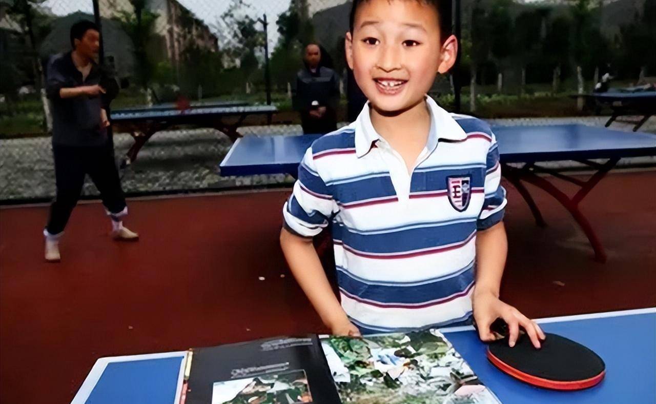 汶川地震中的"敬礼娃娃"郎铮:3岁年纪高举稚嫩小手,近况如何_吴晓红