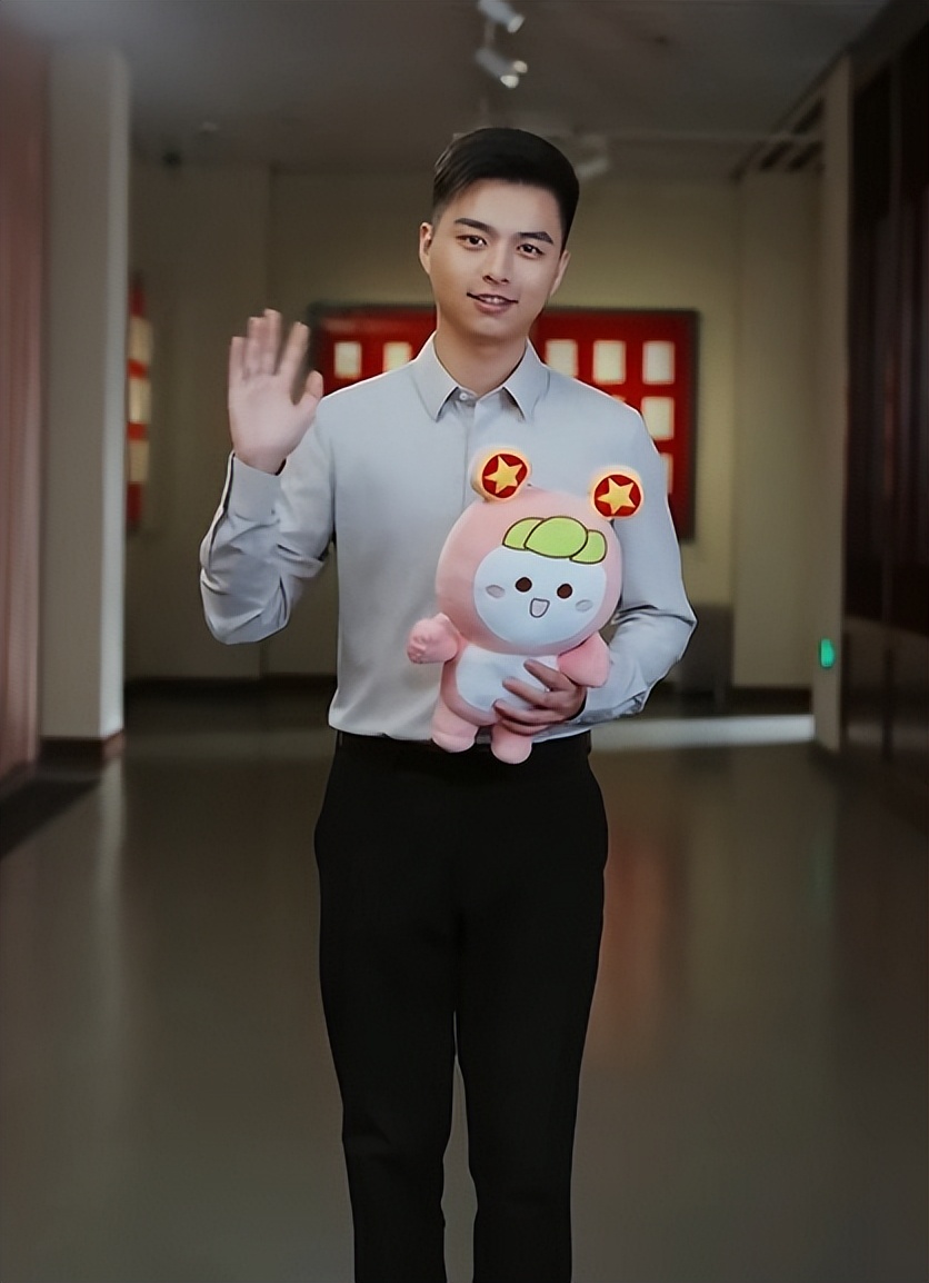 赵建铭:沉寂两年再出山,主持《青年大学习》声音颜值很有央视范_节目