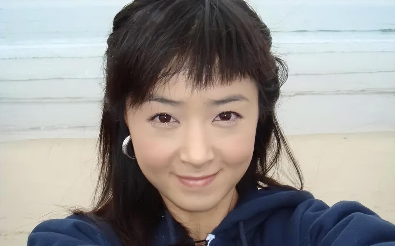 8岁时,蒋欣获得了第一次银幕机会,并成功主演了一部电视小品《谁知过